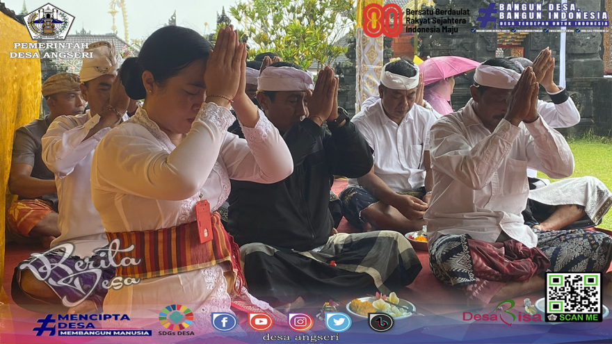 Perbekel Desa Angseri Hadiri Piodalan di Pura Pucak Sari Nadi